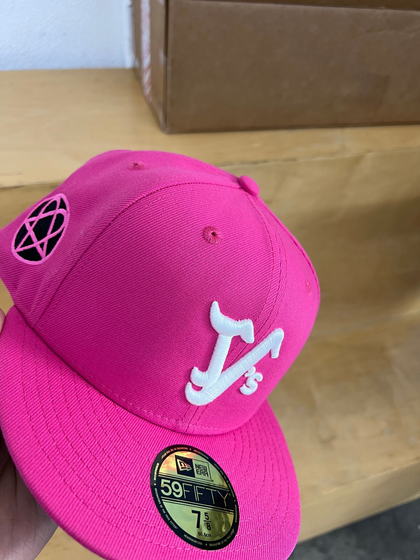 V’s PINK HAT
